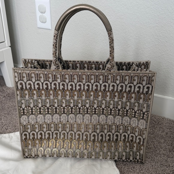Furla Opportunity large tote bag - gold arch logo pattern - Picture 2 of 10
